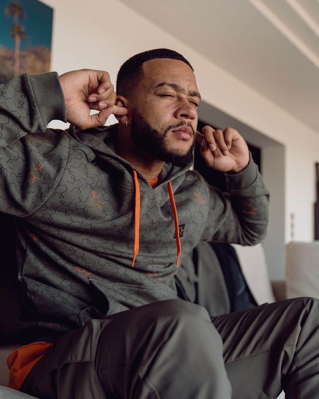メンフィス・デパイのインスタグラム：「Getting BADTTW for tomorrow’s game in my @memphisdepayclothing hoodie 👉🏽🤴🏽👈🏽🔥 #BlindAndDeafToTheWorld #BADTTW #MDC」