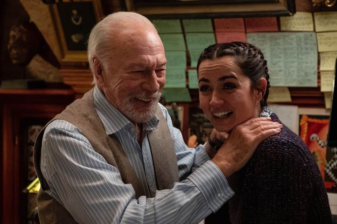 アナ・デ・アルマスのインスタグラム：「My heart is broken, my dear Chris. I feel your loss deep inside. How lucky was I having you next to me in what’s been one the best experiences of my career. Thank you always for your laughter, your warmth, your talent, your stories about Marilyn, the vitamins when I got sick, your patience, your partnership and your company. I will always think of you with love and admiration. Rest In Peace. ♥️🙏🏻」