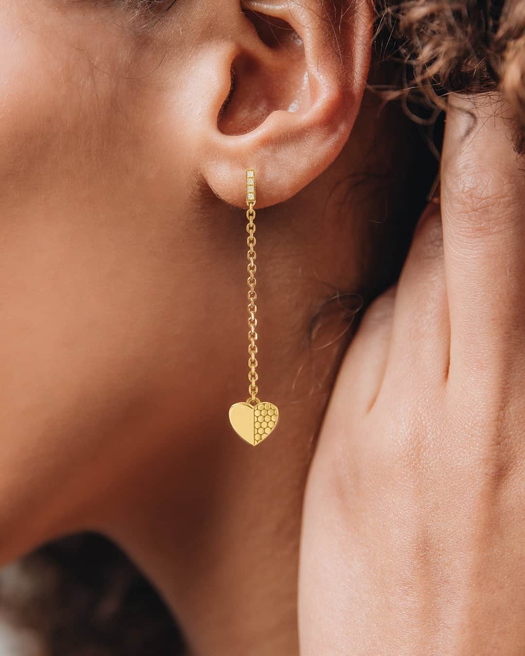モバードのインスタグラム：「Hearts for your sweetheart? Our textured heart charm drop earrings with diamond accents won’t disappoint!  Shop them now on Movado.com. #MovadoJewelry」