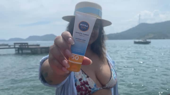 Preta Gilのインスタグラム：「O que é ser #SolarmenteLinda pra você? Pra mim, isso é muito mais do que aparência, é uma beleza que vem de dentro, que faz parte da gente, sabe? Quando NIVEA SUN BEAUTY EXPERT me fez esse convite pra compartilhar com vocês o que me faz sentir #SolarmenteLinda, eu amei. E a primeira coisa que vem na minha cabeça é todo o afeto e aprendizado que tenho com meu filho e minha neta; e claro, o cuidado comigo mesma. por falar em cuidado, eu ganhei esse protetor solar que além de proteger a beleza, cuida da minha pele. O novo NIVEA SUN Beauty Expert Facial com Cor FPS 50 tem fórmula hidratante com cor que uniformiza e se adapta a cada tom de pele em uma textura não oleosa. E vocês, me contem aqui em baixo também o que faz vocês se sentirem #SolarmenteLindas!  @niveabrasil #Publi」