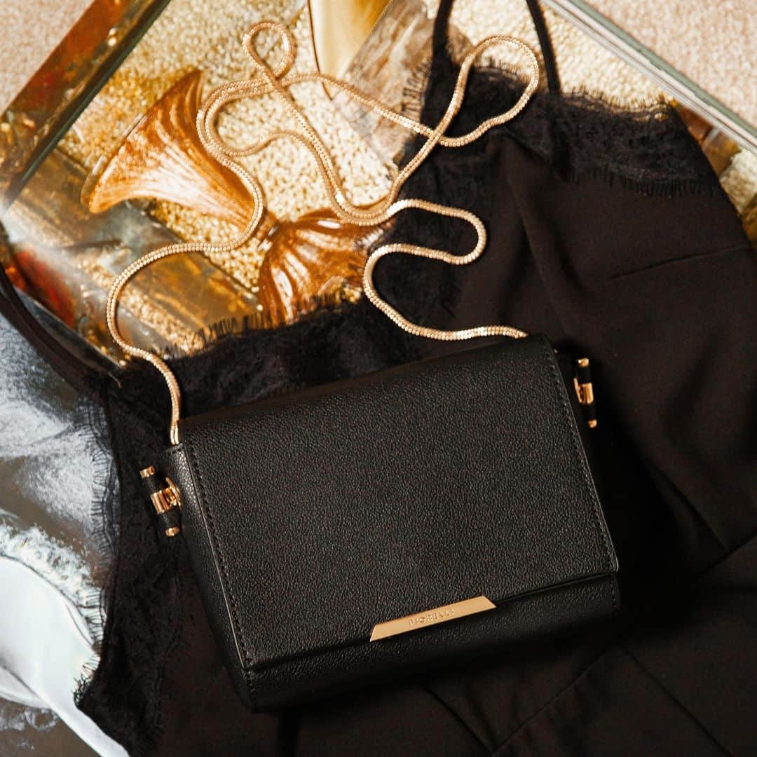 のインスタグラム：「Dream of better days and treat yourself or someone else to a classic black crossbody with chic gold chain detailing 💫 #FiorelliBags #ValentinesDay #ValentinesGifts #VeganGifts」