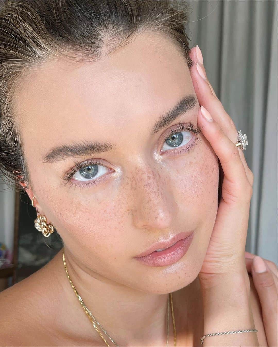 ジェシカ・ジェーン・クレメントのインスタグラム：「I’ve been reaching for @guccibeauty for buildable coverage and a hyper-natural look to my skin. Here I used the Sérum De Beauté Fluide Soyeux to prime my skin and layered on Fluide De Beauté Fini Naturel in 230W for my perfect custom finish. @spehora #guccibeauty #ad」