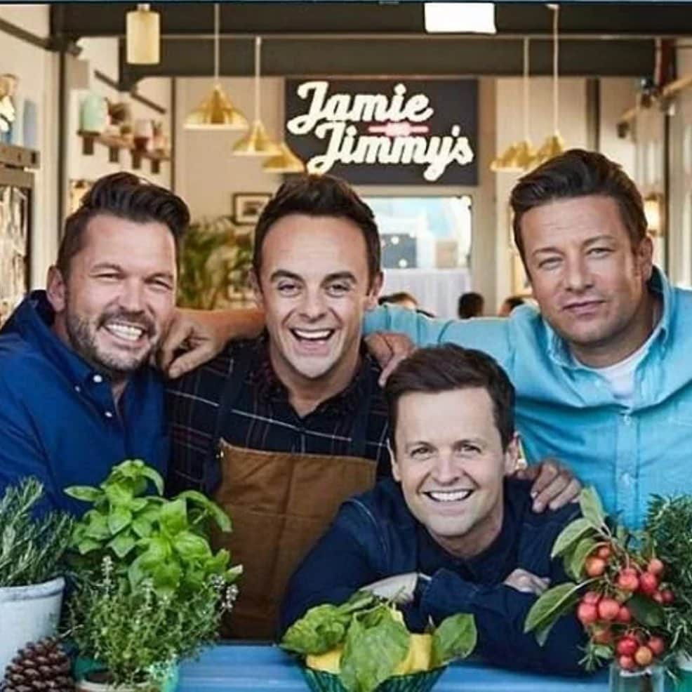 ジェイミー・オリヴァーさんのインスタグラム写真 - (ジェイミー・オリヴァーInstagram)「Hi guys me Jimmy AND Ant & Dec Friday night feasts now Channel 4 8 pm let’s do this @jimmysfarm」2月6日 5時02分 - jamieoliver