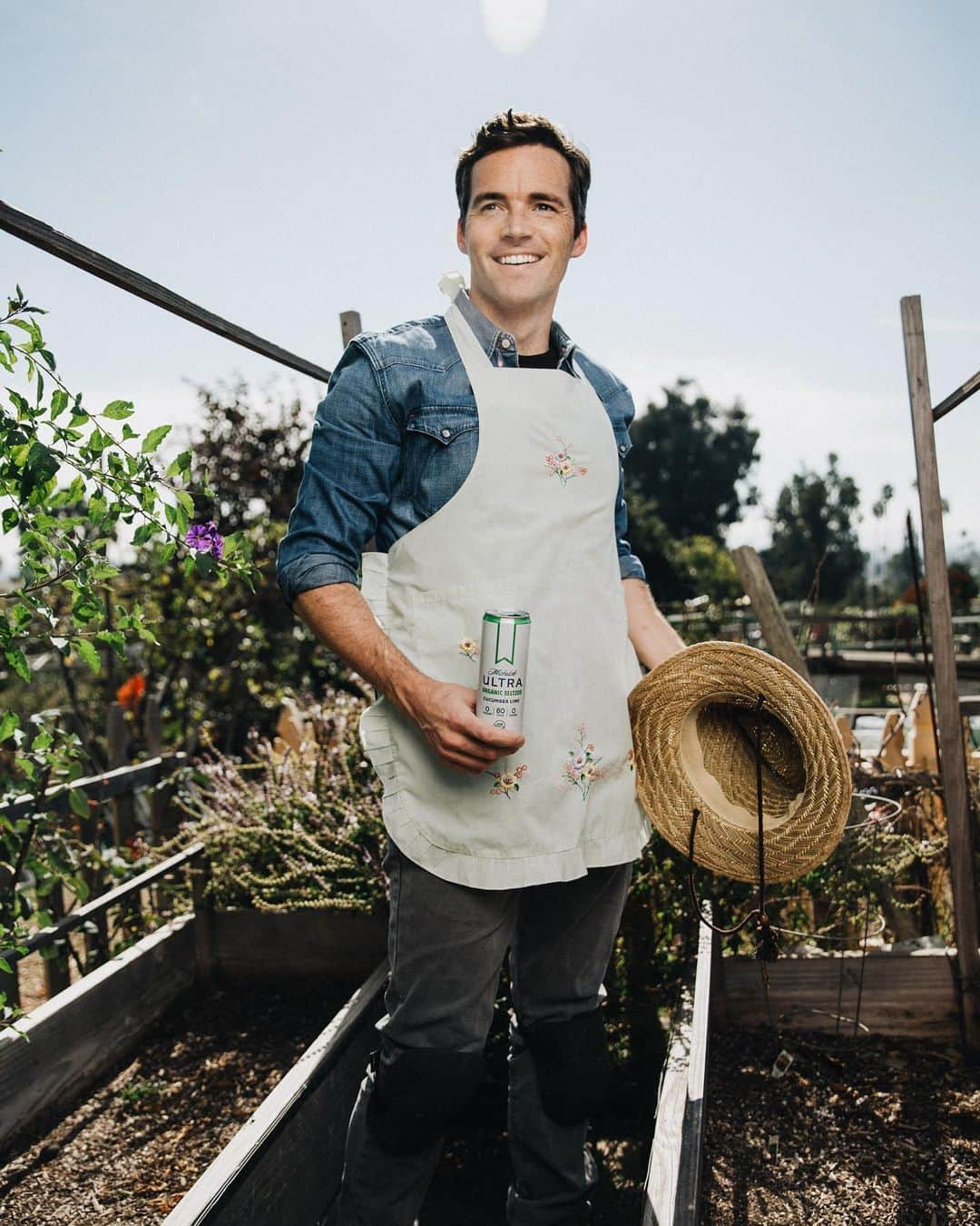 イアン・ハーディンクのインスタグラム：「You know what I love? GARDENING. That's right. I said it. Pulling a bulbous red beet from the soil fills me with a joy that's almost inappropriate. You know what else I love? @MichelobULTRA’s Organic Seltzer. It tastes A LOT better than all of those other seltzers out there and even has a little kick to it. PLUS it's USDA Organic! So go snag a pack today, and maybe on the way back you could hit up a local farmers market and say thanks. #ULTRAAmbassador #AsRealAsItTastes」