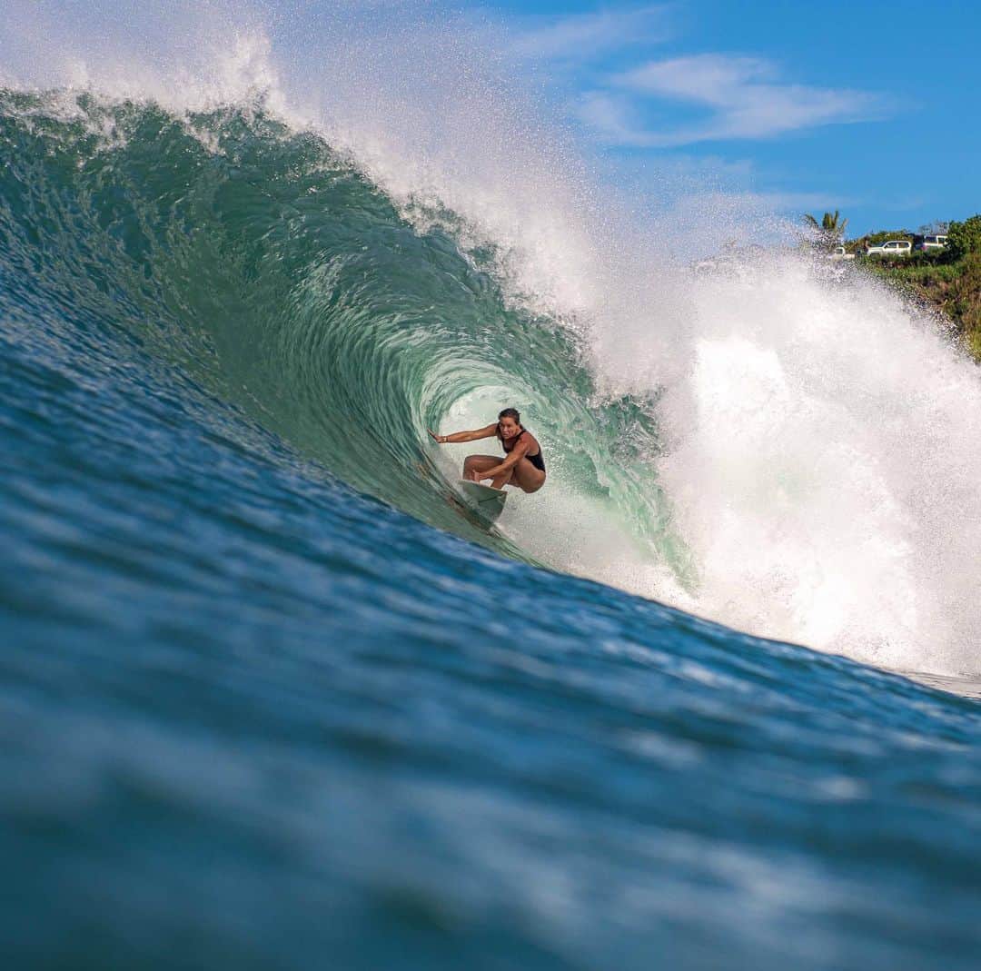 コートニー・コンローグさんのインスタグラム写真 - (コートニー・コンローグInstagram)「When you sneak under the hook because being in the green room is life! 📷 @1more808 #surf #ocean」2月6日 5時04分 - courtneyconlogue