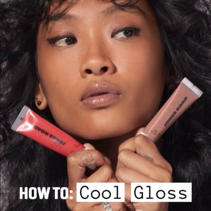 ボビー・ブラウンのインスタグラム：「How to use Cool Gloss like a makeup artist: Dab onto lips and then onto the apples of your cheeks for extra shine. Makeup artists always multitask — don’t be afraid to apply products wherever you see fit, there’s no right or wrong. Plus, this gloss is so moisturizing that it does well anywhere and everywhere. It’s made with Shea butter, peppermint oil, and vitamin E — really feels more like lip balm than a gloss. Available exclusively on jonesroadbeauty.com. @jonesroadbeauty」