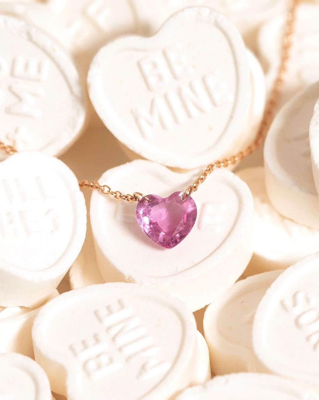 レベッカ・ローミンさんのインスタグラム写真 - (レベッカ・ローミンInstagram)「GIVEAWAY 💕 To celebrate the launch of the Maya Brenner x Rebecca Romijn collaboration we’re giving away a Sweetheart necklace from the collection to one lucky winner!  Just in time for Valentine's Day!   How to enter: ✔️Follow @charliedollyjewelry + @Mayabrenner ✔️Like the giveaway post on both accounts ✔️Tag a friend in the comments(the more comments the more entries 😉)  Guidelines:  The winner must be 18 or older to enter, and is chosen at random and informed via DM. The giveaway ends Feb 8th at 8 am PST. This giveaway is not sponsored by Instagram.」2月6日 5時09分 - rebeccaromijn