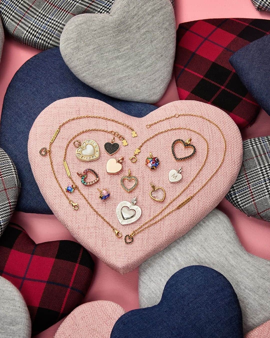 トウスのインスタグラム：「Find the perfect heart that matches your loved one's personality. Which one is your favorite? / Encuentra el corazón perfecto que encaje con su personalidad. ¿Cuál es tu favorito? #ColorsOfLove #TOUSJewelry #TOUSLovers」