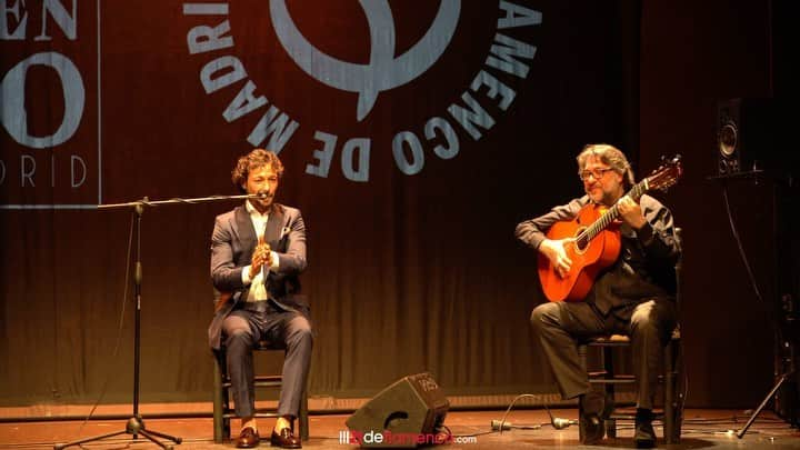 DeFlamenco.comのインスタグラム：「Ya llegó la hora, la horita buena,de poder navegar, coger una barquilla desde Caí a Gibraltar... , píldoras por bulerías. .   Miguel Lavi & Manuel Parrilla en el Círculo Flamenco de Madrid (@teatroflamadrid)  @flamencomad   #flamenco #deflamenco #bulerias #flamencomadrid #madridflamenco」