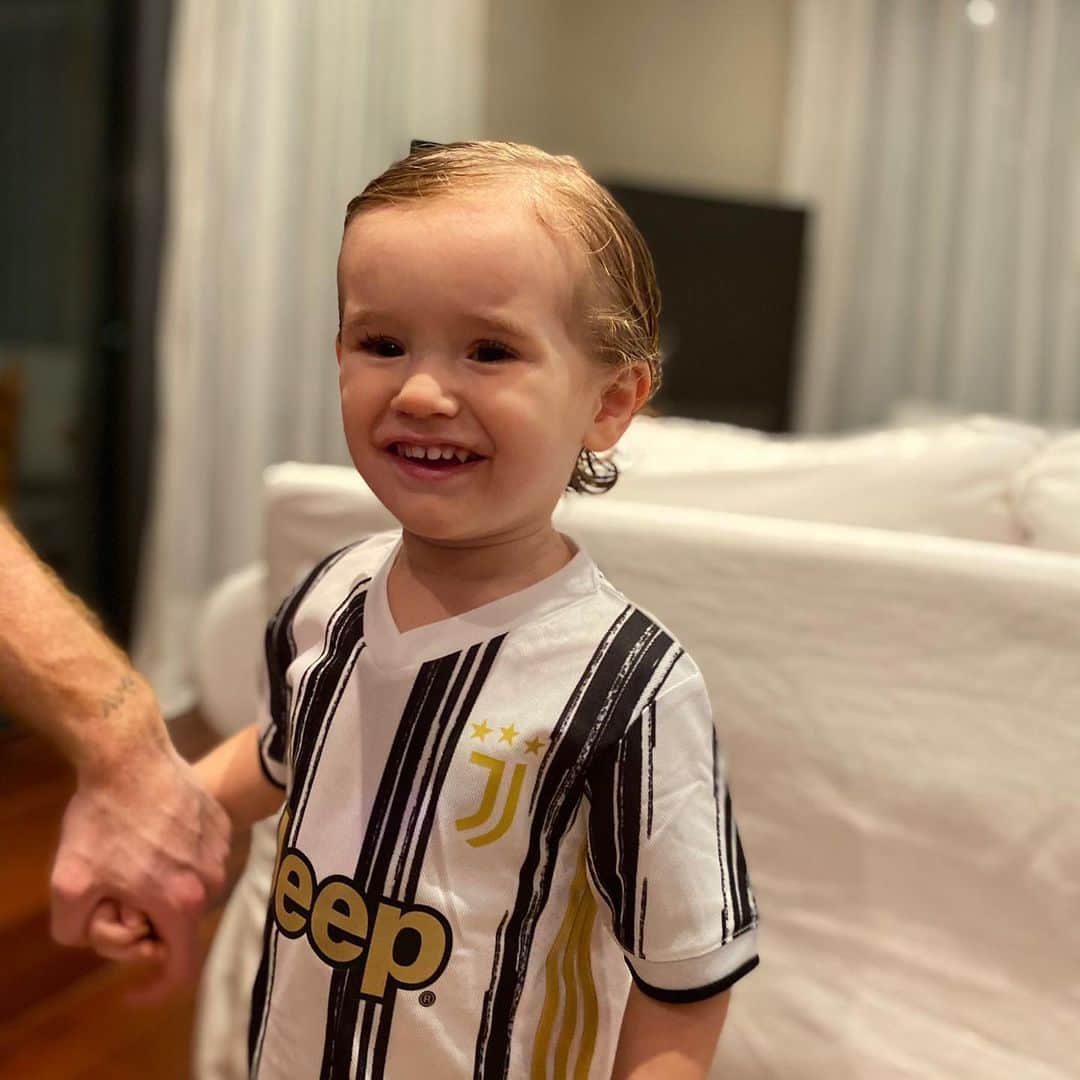 アレハンドロ・フェルナンデス・イグレシアスのインスタグラム：「Piccolo Alex😊⚽️」
