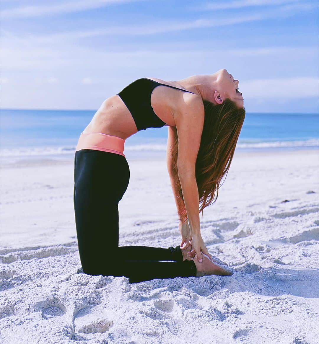 リアンナ・デッカーさんのインスタグラム写真 - (リアンナ・デッカーInstagram)「Accepting every moment with an open heart and quiet mind ✨💖 #practice #camelpose #heartopener #yogapractice #strongmindstrongbody」2月6日 5時32分 - leannadecker_