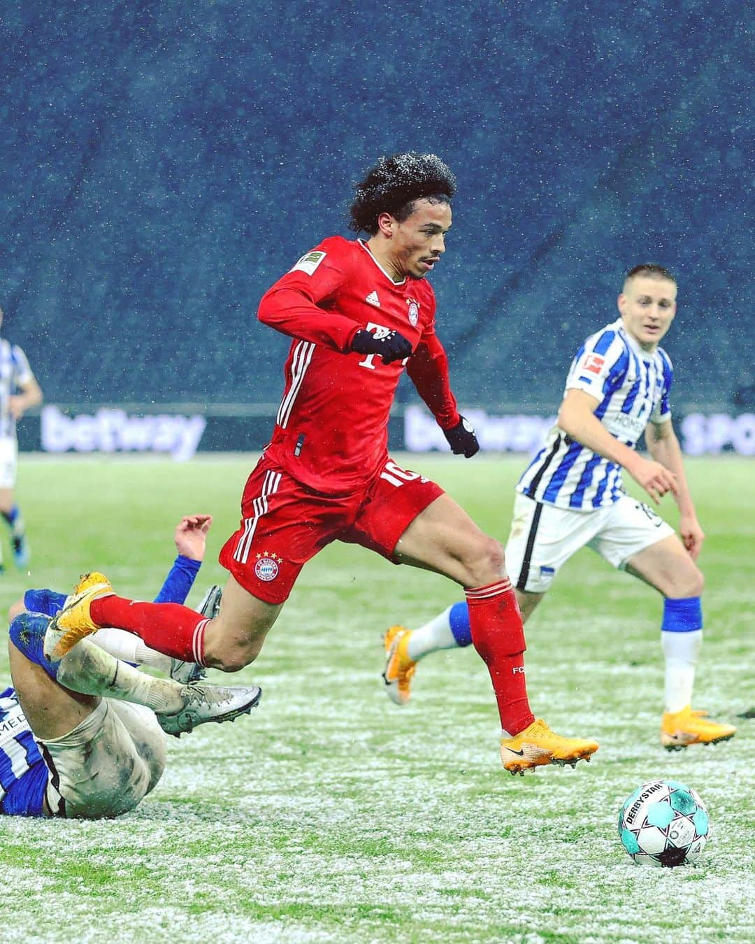 バイエルン・ミュンヘンさんのインスタグラム写真 - (バイエルン・ミュンヘンInstagram)「LET'S G❄️! #BSCFCB #packmas」2月6日 5時26分 - fcbayern