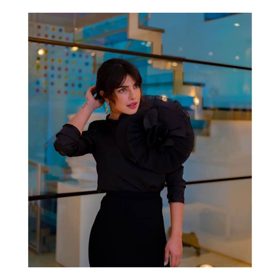 プリヤンカー・チョープラーのインスタグラム：「TGIF  📸: @kalpeshlathigra Styling: @luxurylaw」