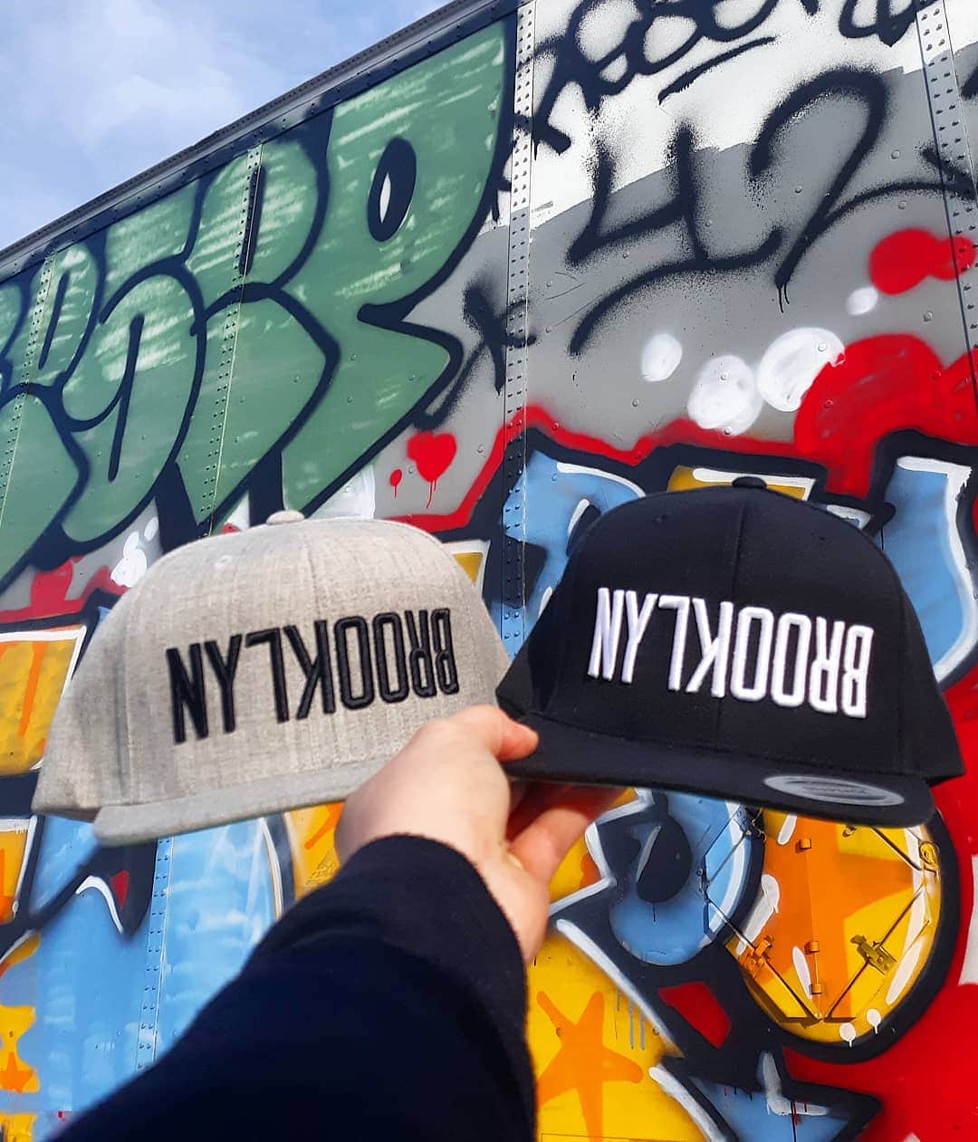ブルックリンインダストリーズのインスタグラム：「💥 JUST LANDED 💥  The Flipped BK Snap Back is here, in two color combos.  #liveworkcreate #brooklynindustries #snapback」