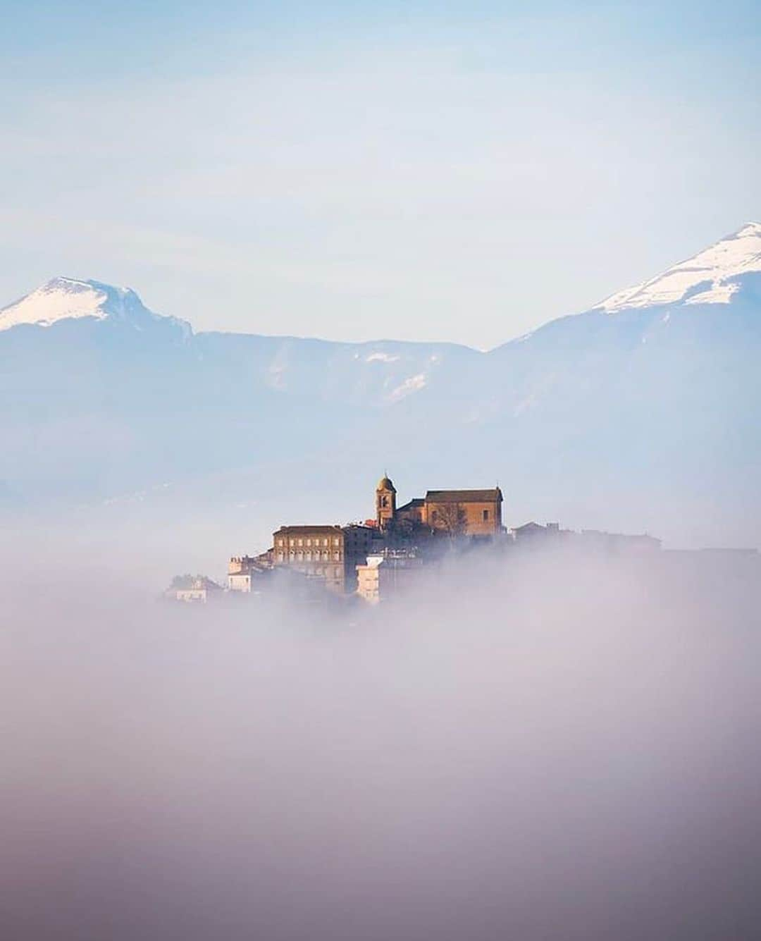 Instagramersさんのインスタグラム写真 - (InstagramersInstagram)「Mist and poetry by @pietrolau1 and @igers.marche 📸😍🙌🏻✨ #igersmarche #weareigersit #italia #igers」2月6日 5時34分 - igers