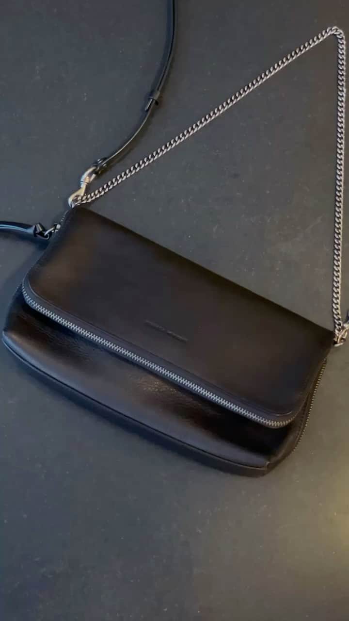 レベッカミンコフのインスタグラム：「Who doesn’t love a chic on the go adjustable bag? She’s stylish & sleek, & here’s how I’m using her✨」