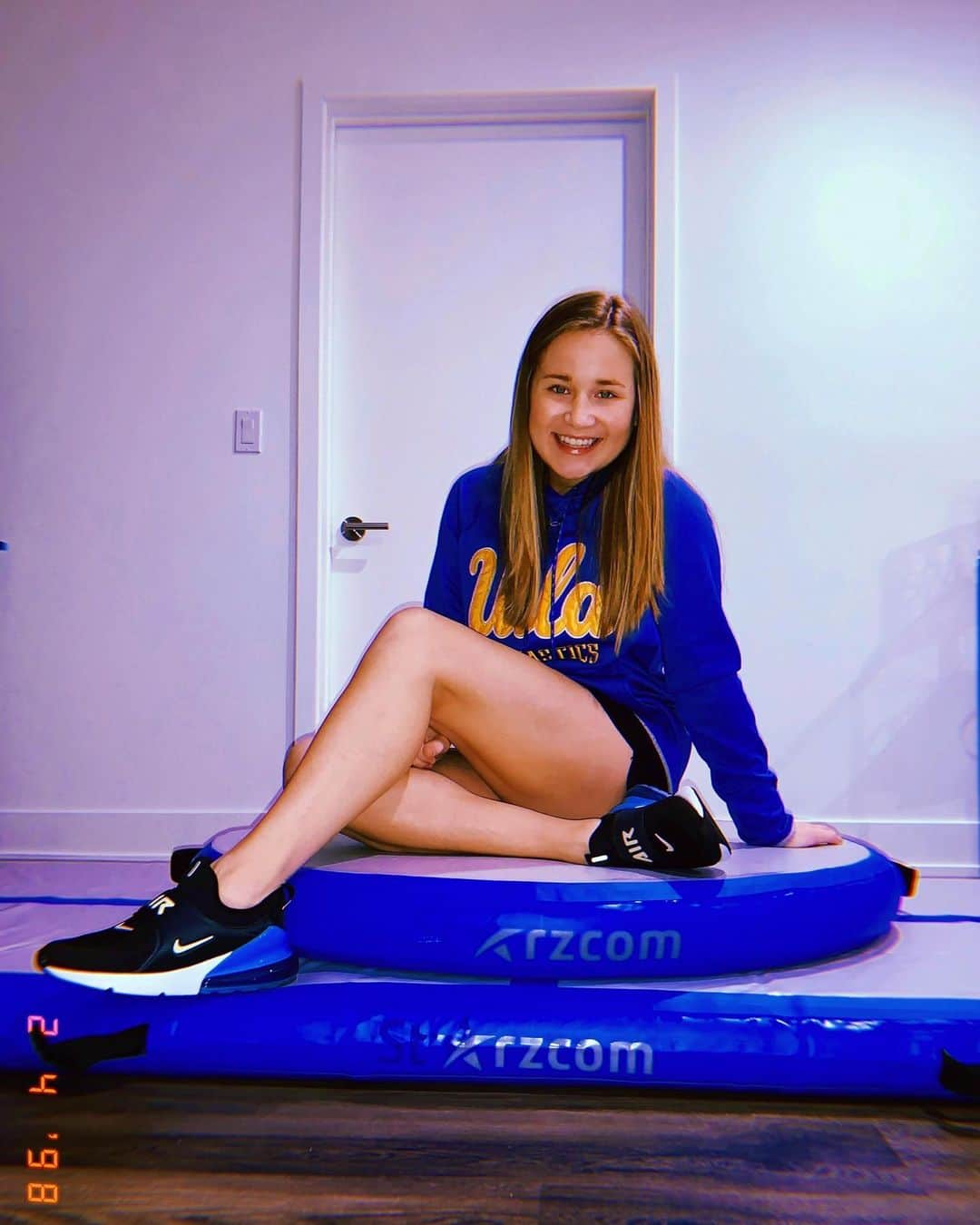マディソン・コシャンのインスタグラム：「Amidst the many protocols & quarantine, I know it’s been hard for many athletes to train normal hours. So... I’ve partnered with @starzcom & I’m giving away 1 blue air track, 1 signed blue air spot, and 1 water bottle to a lucky winner!! It’s perfect for gymnastics skills, dance skills, tumbling, flexibility practice, etc. AT HOME!  To enter the giveaway: 1: Like this post 2: Follow @starzcom & @madison_kocian  3: Tag 3 friends in the comments  Good luck!! The winner will be announced 2/10.」