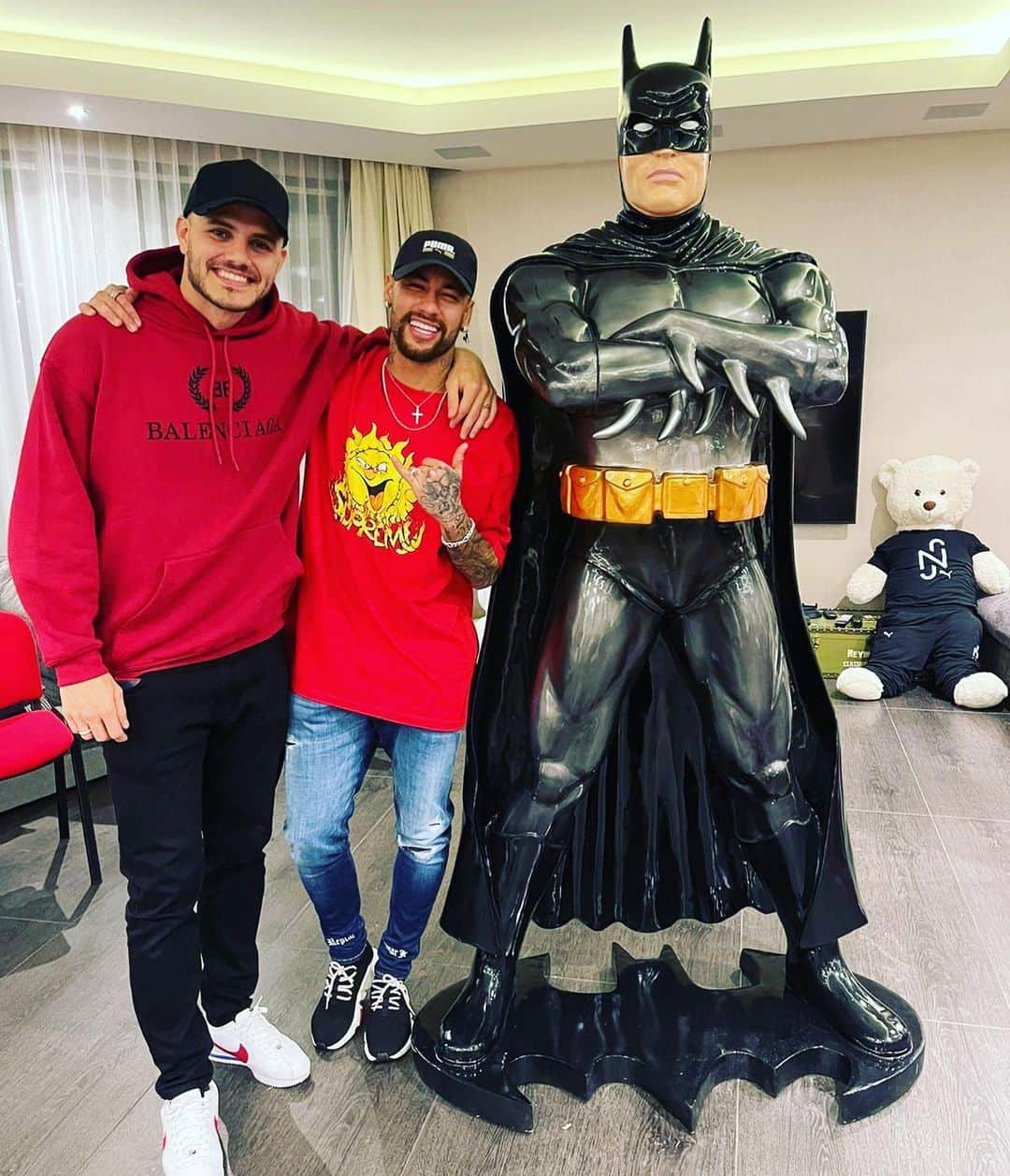 マウロ・イカルディのインスタグラム：「Feliz Cumple @neymarjr 🎈🎂 Te deseo lo mejor hoy y siempre ♥️」