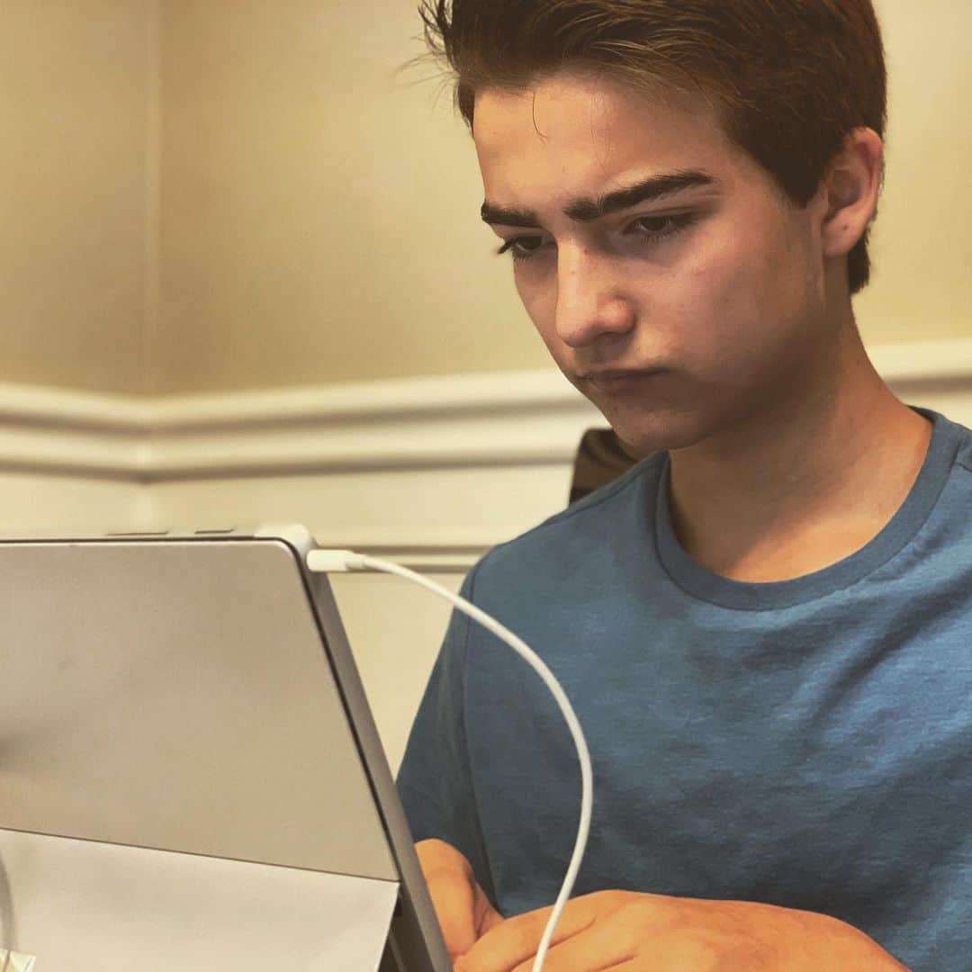 イライアス・ハーガーのインスタグラム：「Who has started going to school in person? Is everyone still Zooming? I’m homeschooled, so nothing really changed for me.」