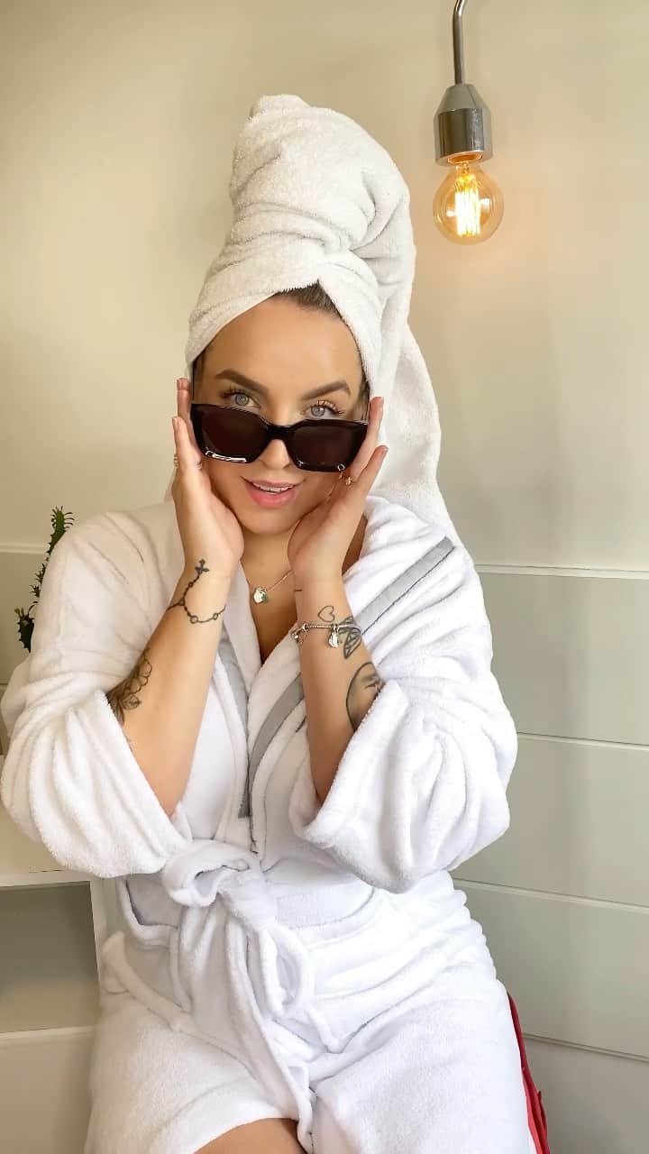 Bruna Unzuetaのインスタグラム：「Sabe aquela sensação de leveza e bem estar? Eu sinto isso quando passo a linha inteira Verbena de @loccitane_br 🌱🌿 os produtos que usei são edição limitada para o verão, com embalagens lindas e únicas. 🤍 no vídeo eu mostro a Eau de Toilette Citrus Verbena, o Esfoliante Corporal, o Creme Corporal inspirado na aparência de Frappe que são maravilhosos!!! Corre la no meus stories que mostro mais um pouco da linha e ainda tem desconto pra vcs 🥰 #publicidade」