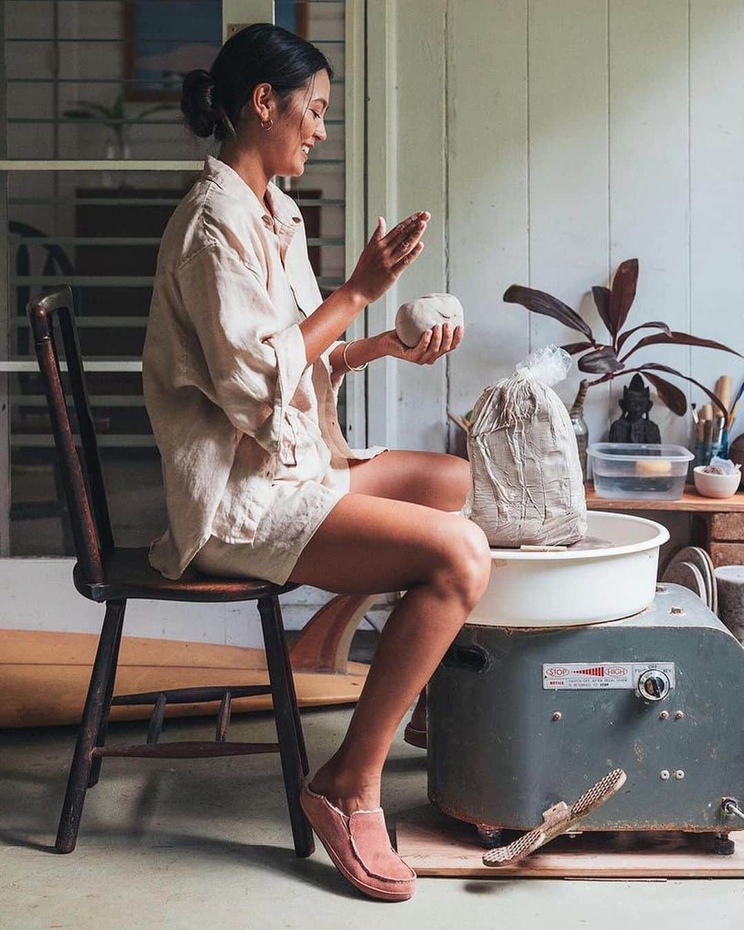 Tamikoのインスタグラム：「Join me on @olukai’s page in a little wheel throwing tutorial 🌱 also don’t forget to enter to win these comfy shoes and the handmade @tamikoclairestoneware bowl I throw in this session ✨ photo @markkushimi  #cozygiveaway #tamikoclaire」