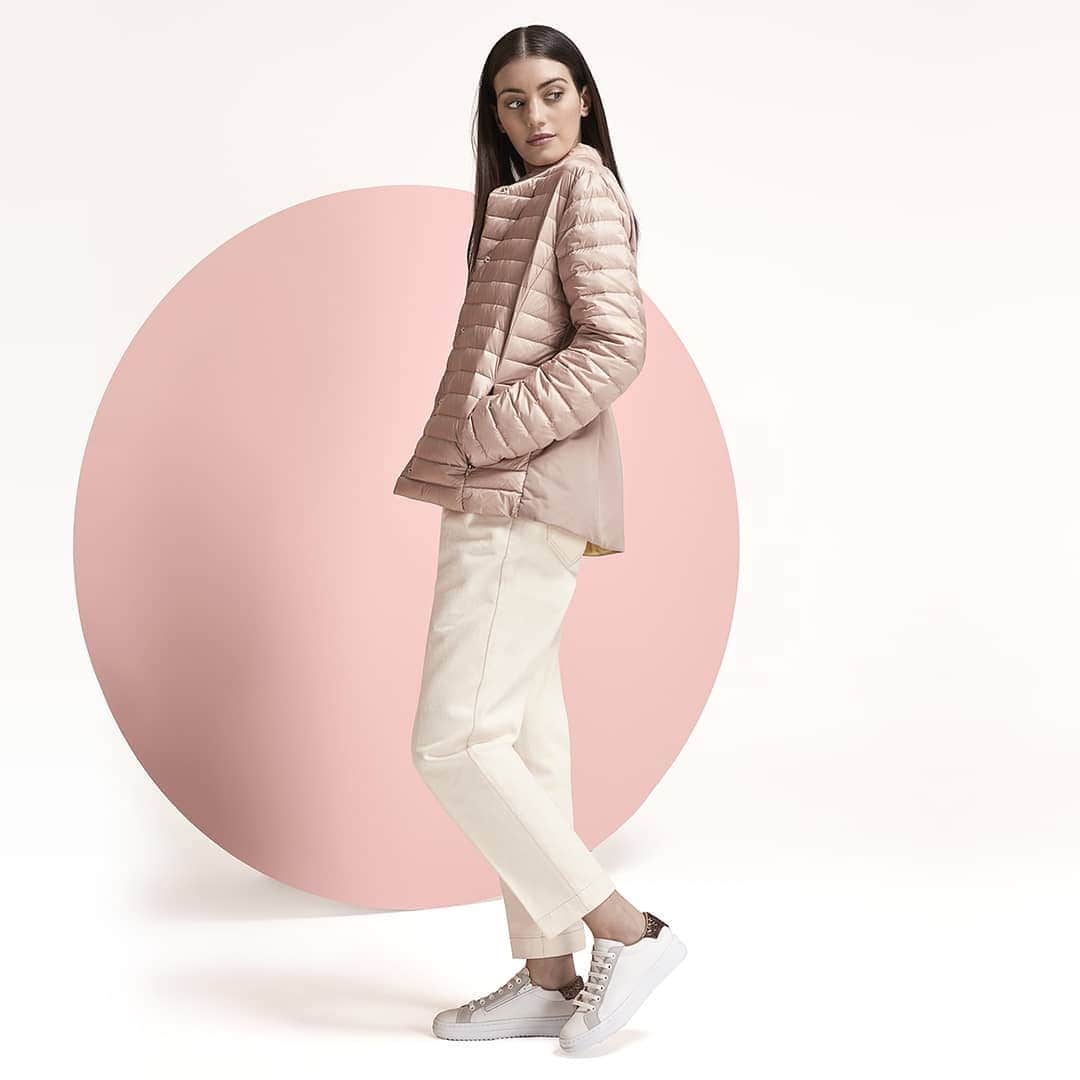 ジェオックスのインスタグラム：「Come rain or shine, you need a jacket that breathes and keeps you dressed up or dressed down, whatever the weather.  Exude casual sophistication in these peach and hibiscus hues, paired with our new sneakers.  The perfect muted pastels to complement any outfit. ​ ​ ​#geox #geoxshoes #ExpressYourWorlds」