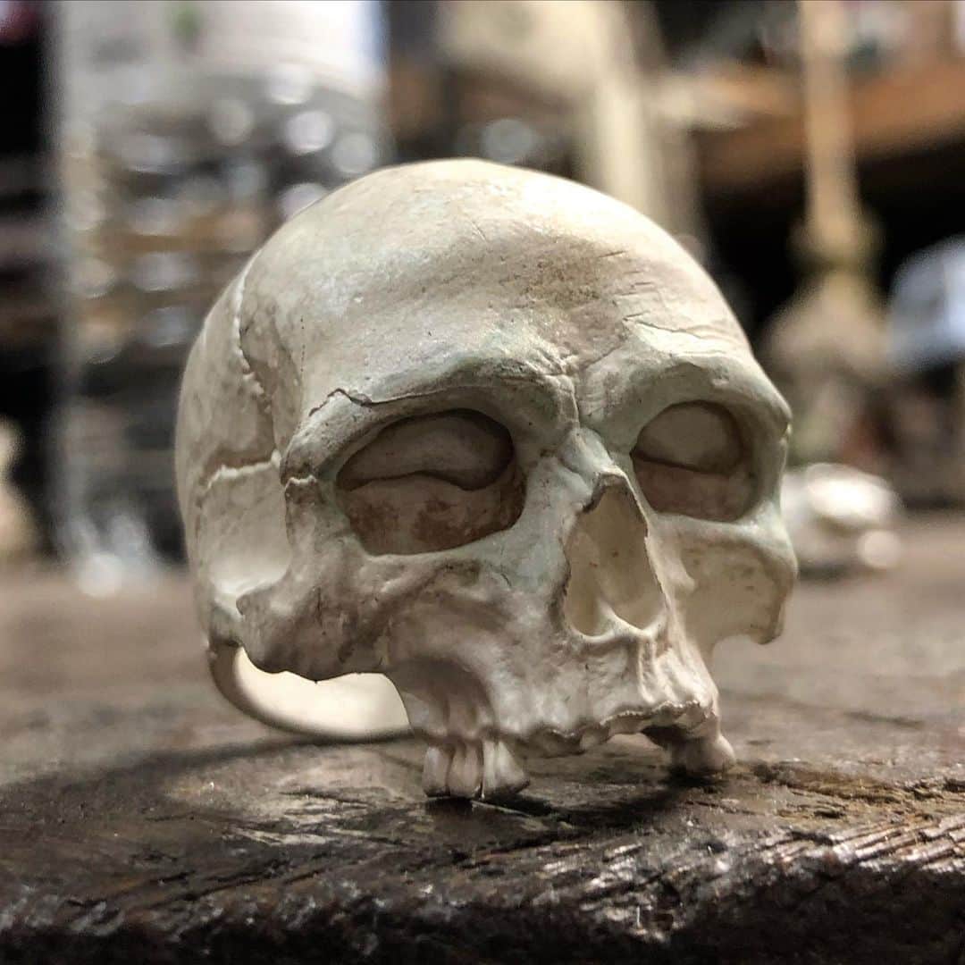 クレイジーピッグさんのインスタグラム写真 - (クレイジーピッグInstagram)「Rate this ring out of 10 💀 #silver #skull #ring #gothic #skulls #skullsofinstagram #skulladdict #heavymetal #rocknroll #bone #jewellery」2月6日 5時47分 - crazypigdesignslondon