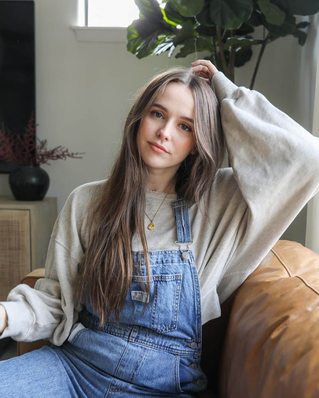 Acacia Brinleyのインスタグラム：「🤎 constantly singing tik toks sounds in my head.」