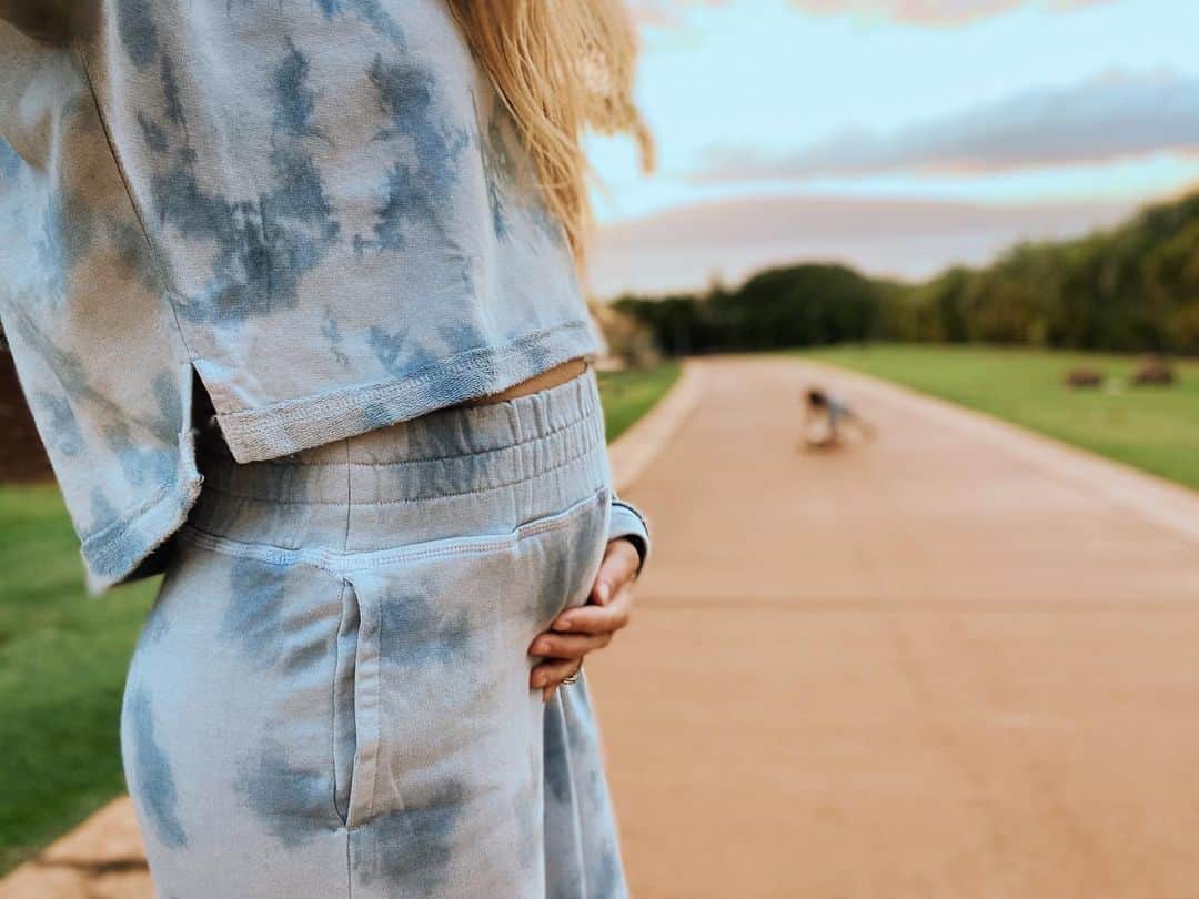 アレクサ・ヴェガのインスタグラム：「Bump Bump Bump ❤️ (wearing @shopbohemianmama )」
