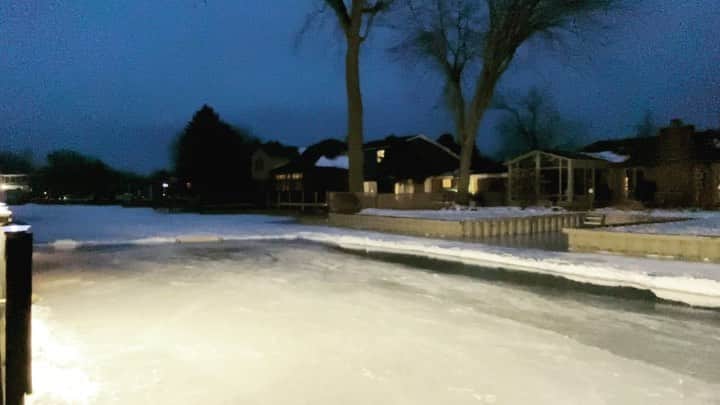 デイブ・クーリエのインスタグラム：「Nothing like skating on the outdoor frozen pond under the lights at night. #cutitout #hockey #outdoorsman #outdoors #lgrw」