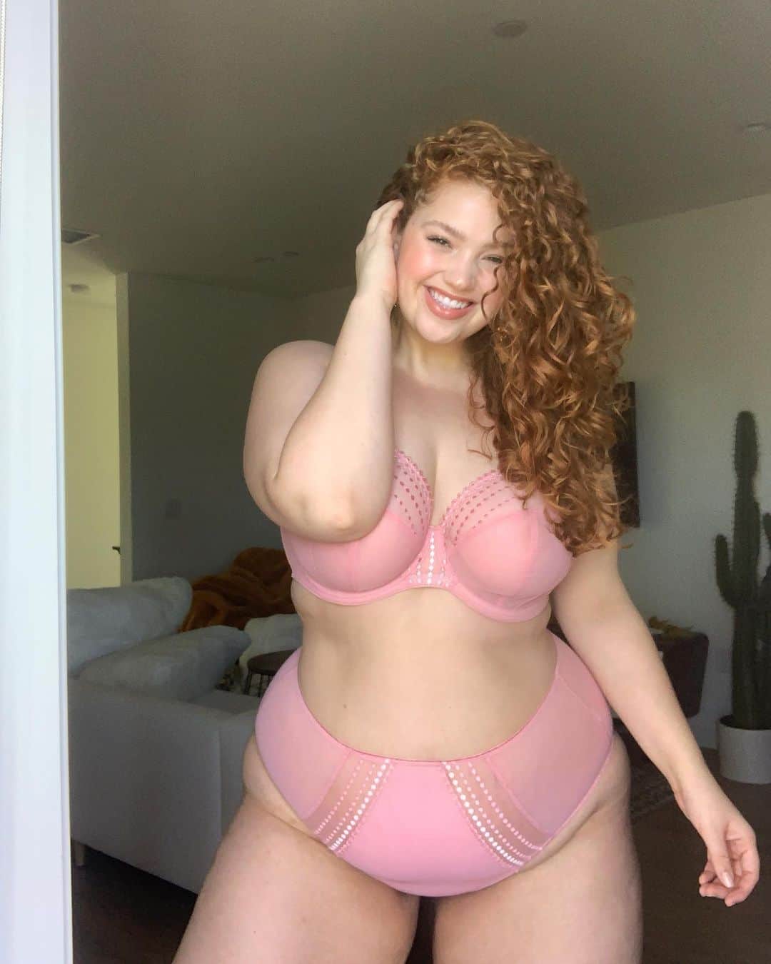 ブリー・キッシュのインスタグラム：「#AD // feeling cute, feminine and supported in the Matilda set from @elomilingerie 🌸✨ be sure to check out @diaandco to shop the line and find yourself the best fit! #elomilingerie #elomimatilda #selflovelingerie」