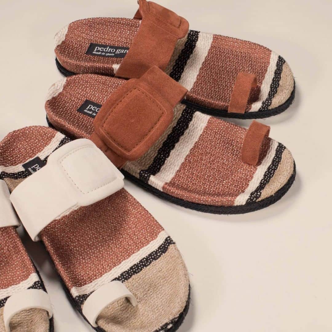 ペドロガルシアのインスタグラム：「Made from premium suede cowhide, these natural jute sandals were engineered for lounging. Style: Ayla/ ‘faux’ buckle toe ring in terracotta and chalk castoro suede. #pedrogarciashoes #madeinspain」