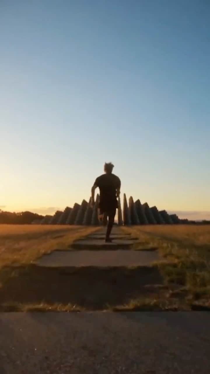 レッドブルのインスタグラム：「the ultimate test of self trust, tried and tested by @thejasonpaul 😅  🎥: @seblinda  #redbull #givesyouwiiings #drone #dronework #freerunning #parkour」