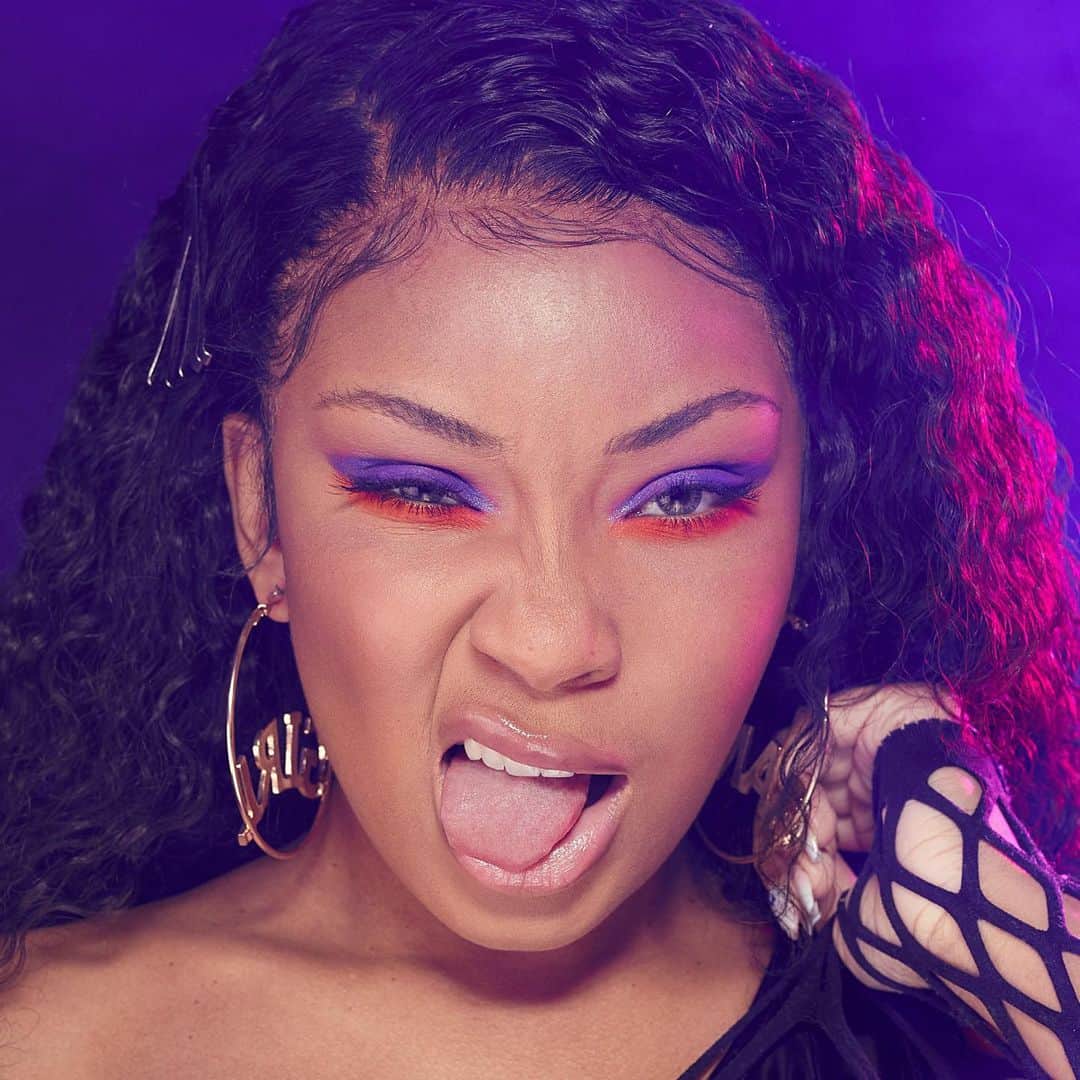 BH Cosmeticsのインスタグラム：「@aaliyahjay is electric AF in all Midnight Festival everything 👽 You can still shop the brush set on our site NOW ⚡️#bhcosmetics」