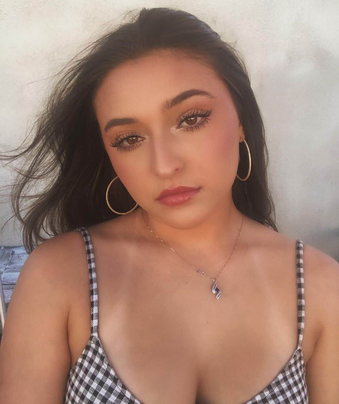 テイラー・グラブスのインスタグラム：「my necklace is never straight when i take pictures😫」