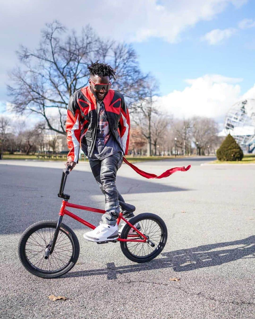 OAKLEYさんのインスタグラム写真 - (OAKLEYInstagram)「“This Preme cover is a celebration that recognizes Black BMX Athletes around the world.”   ~ @nigelsylvester on his @preme.magazine cover shoot.  Photos taken by @ralphyramos behind the scenes on set in Queens, New York. #ForTheLoveOfSport」2月6日 6時15分 - oakley