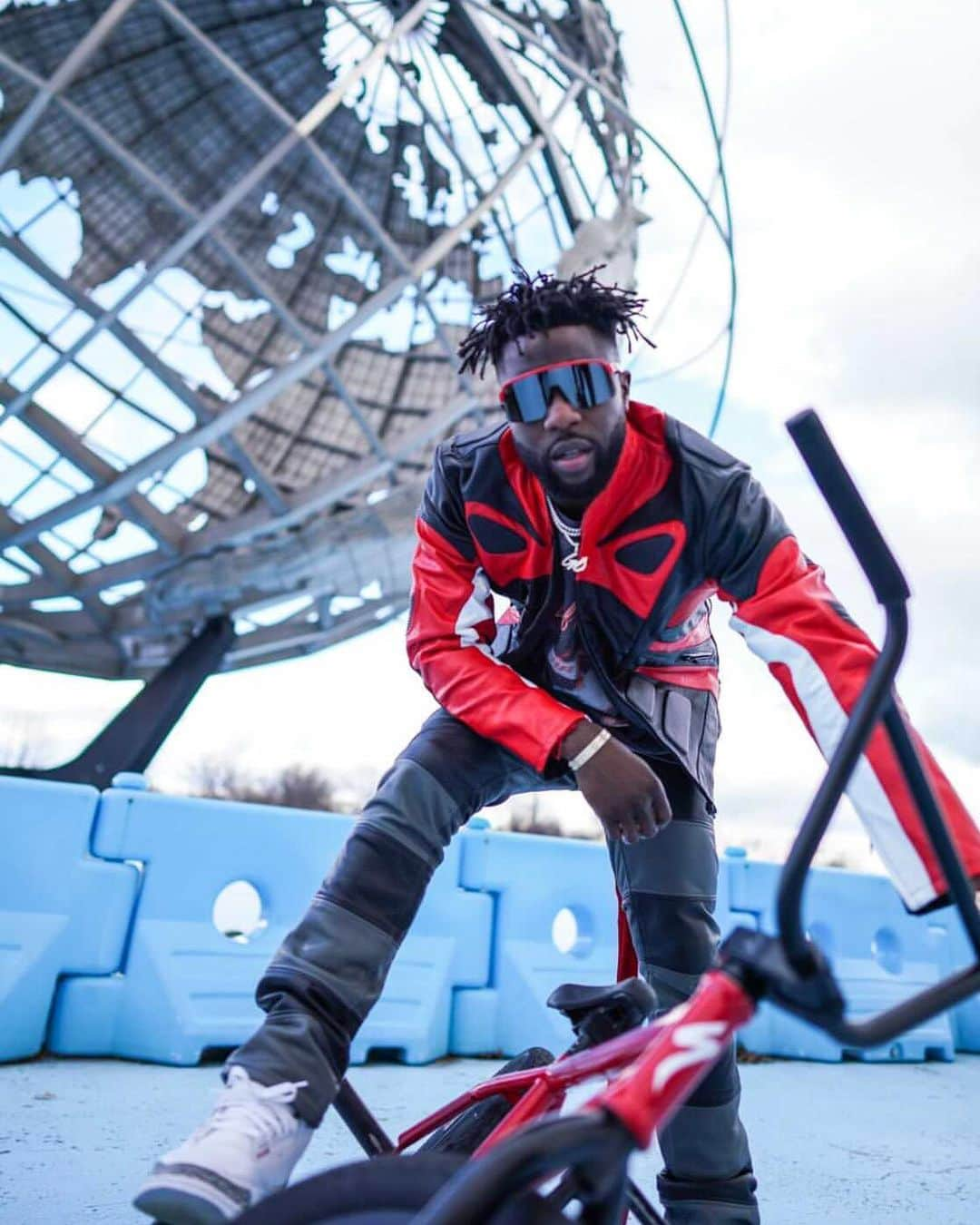 OAKLEYさんのインスタグラム写真 - (OAKLEYInstagram)「“This Preme cover is a celebration that recognizes Black BMX Athletes around the world.”   ~ @nigelsylvester on his @preme.magazine cover shoot.  Photos taken by @ralphyramos behind the scenes on set in Queens, New York. #ForTheLoveOfSport」2月6日 6時15分 - oakley