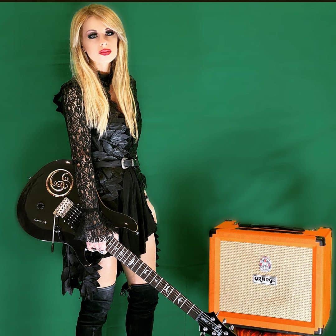 のインスタグラム：「Exclusive lesson and @prsguitars packages available now .. https://iamorianthi.myshopify.com/」