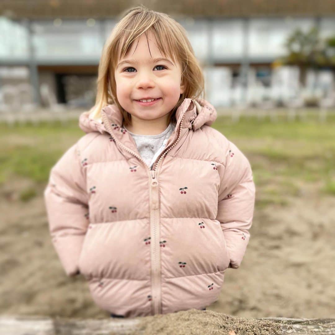 リンジー・フォンセカのインスタグラム：「She teaches me how to be better every day. If I listen and watch, I can see my flaws and where I need to grow. There’s no better teacher than your children. I can’t believe that I can love someone so much. It’s terrifying and magical.」