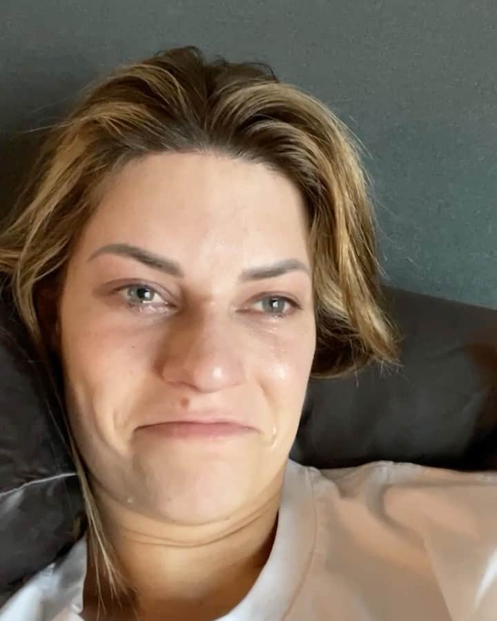 のインスタグラム：「When you’re sad & your friends tries to make u feel better 🤍😂 @lelepons」