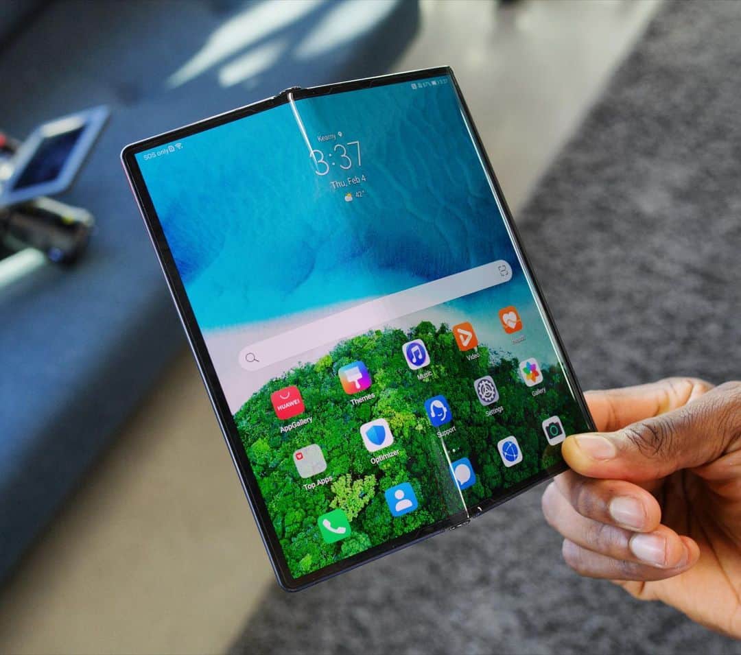 マーケス・ブラウンリーのインスタグラム：「Finally got my hands on one of the hottest phones in a while, Huawei Mate Xs. I still don’t think it’s practical, but it’s pretty sweet looking 👀」
