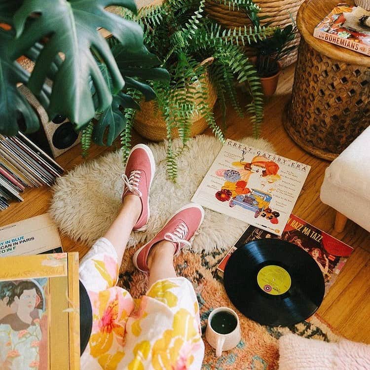 シービーズのインスタグラム：「Ready for a cozy weekend in, wearing the recycled SeaChange sneaker in Red Clay.  📷: @saratoufali   #showupinseavees」
