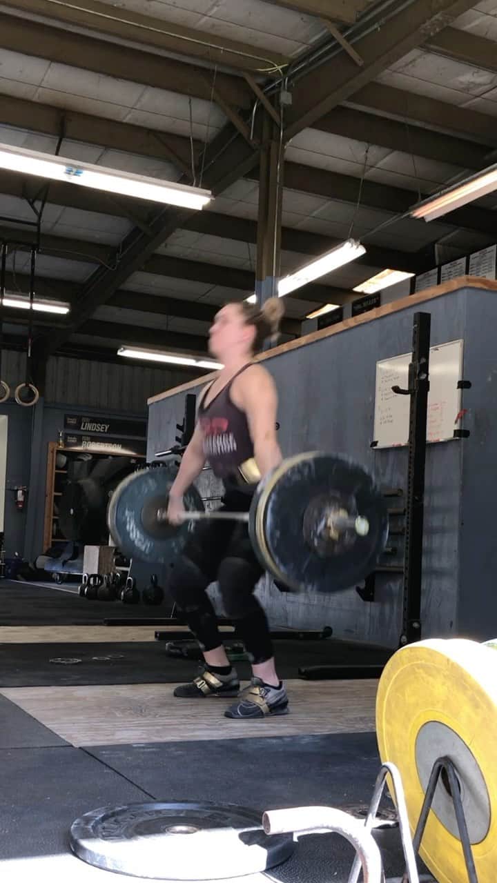 マッティ・ロジャーズのインスタグラム：「Weights creeping back up, movement staying sharp ⚡️ 102kg/225lbs from some heavier singles today」