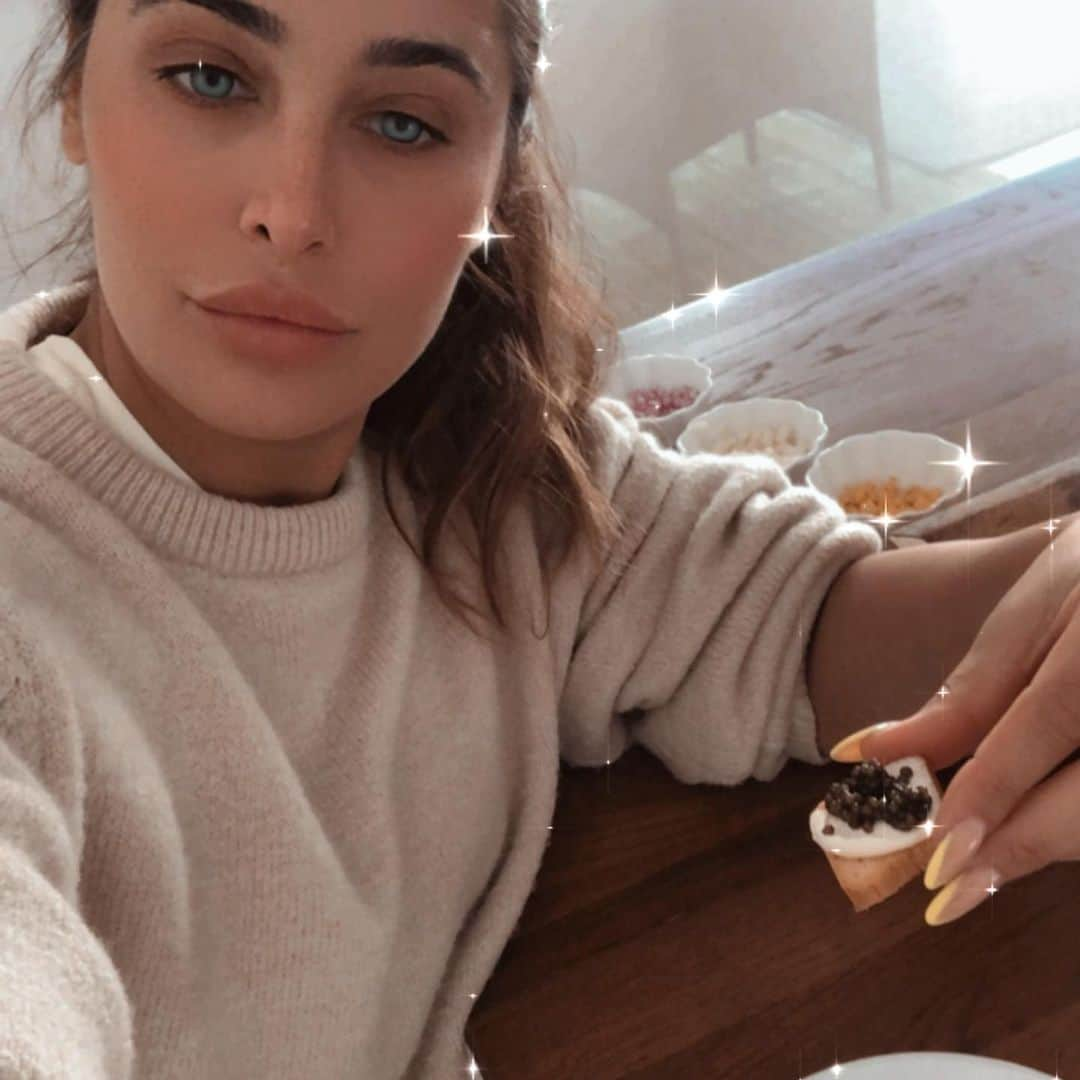 Nargis Fakhri のインスタグラム：「An Everyday afternoon snack with @hadidcaviar  . . . . #caviar #hadidcaviar #best」