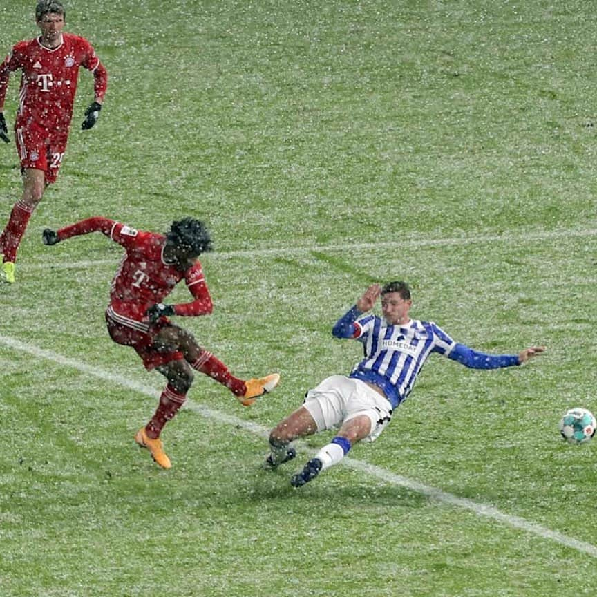 トーマス・ミュラーさんのインスタグラム写真 - (トーマス・ミュラーInstagram)「After a 1-0 win against @herthabsc we are ready for takeoff to the #fifaclubworldcup ✈️. While heavy snowfall @king_coman scored the match-winner. ⚽️💪 #fcbayern #bundesliga #immerweiter #6TitelnAufDerSpur #packmas #Schnee #winterspiele2021 #esmuellert」2月6日 6時42分 - esmuellert