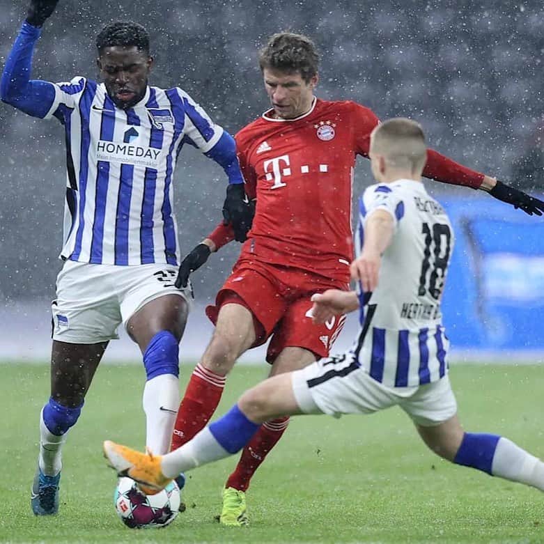 トーマス・ミュラーのインスタグラム：「After a 1-0 win against @herthabsc we are ready for takeoff to the #fifaclubworldcup ✈️. While heavy snowfall @king_coman scored the match-winner. ⚽️💪 #fcbayern #bundesliga #immerweiter #6TitelnAufDerSpur #packmas #Schnee #winterspiele2021 #esmuellert」