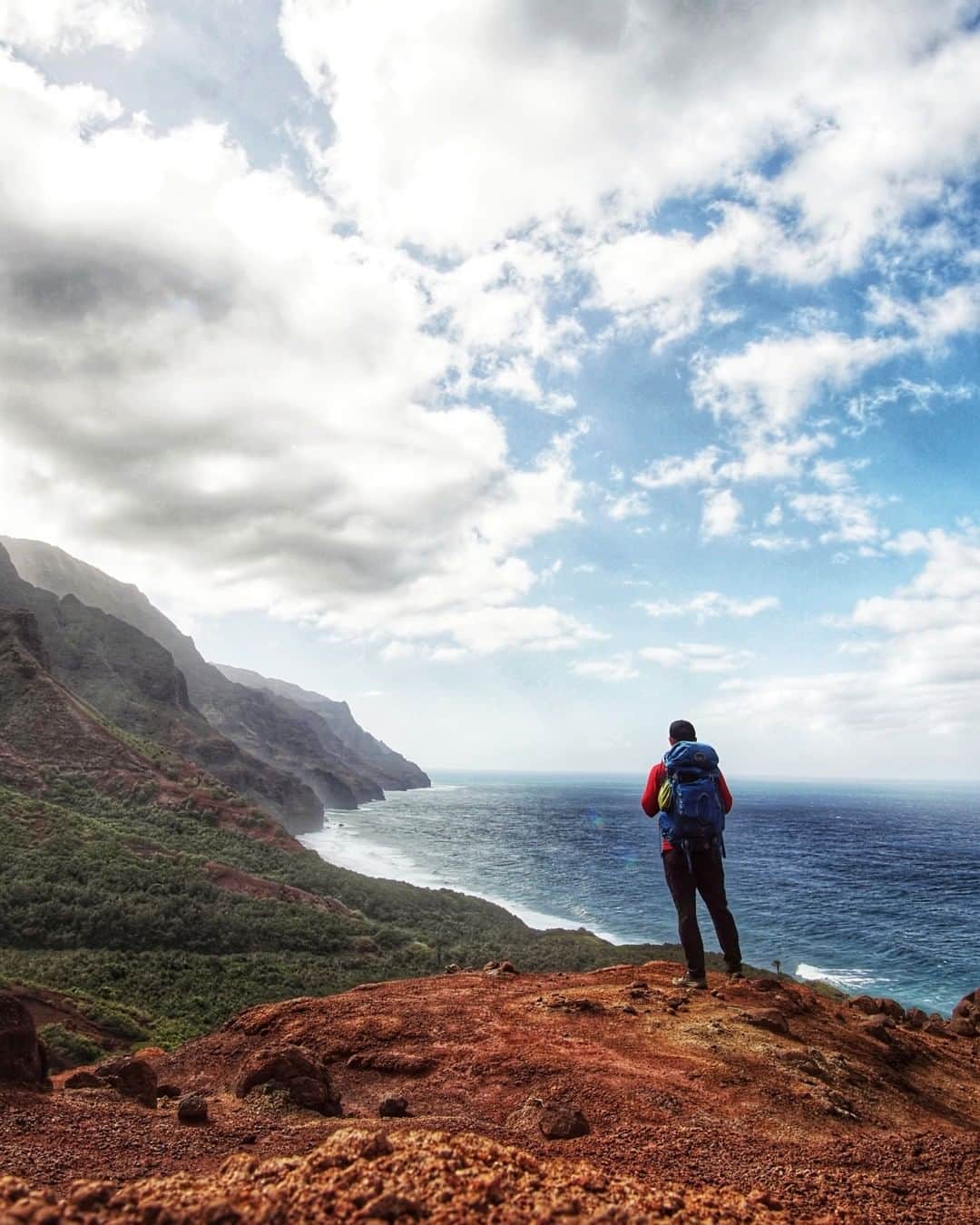 オスプレーのインスタグラム：「"A person does not grow from the ground like a vine or a tree, one is not part of a plot of land. Mankind has legs so it can wander." - Roman Payne 📷 by @railandtrail  Featured pack from the Atmos/Aura Series #ospreypacks」