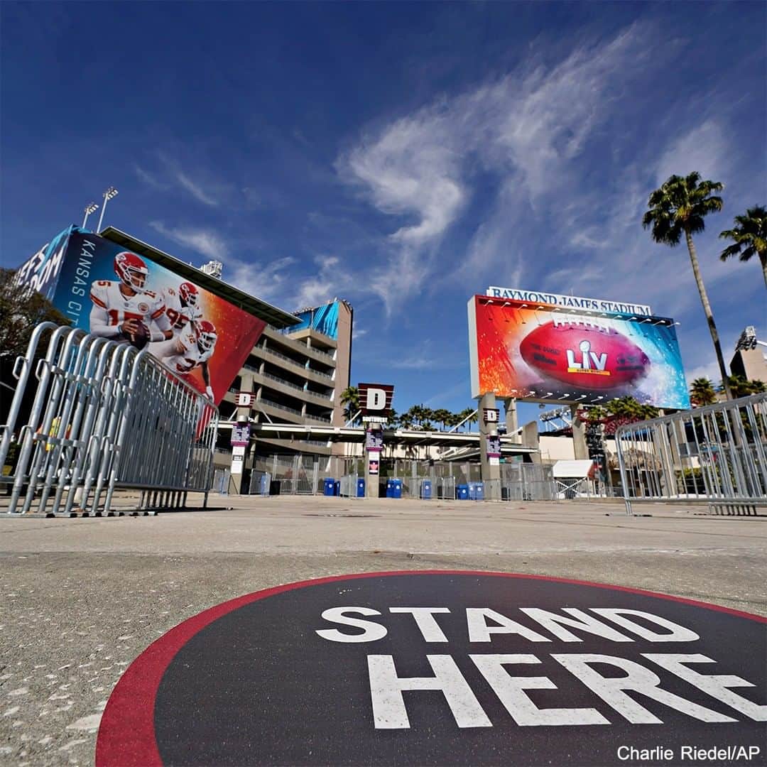 ABC Newsさんのインスタグラム写真 - (ABC NewsInstagram)「Markers labelling proper social distancing and tables are placed outside of Raymond James Stadium ahead of Super Bowl LV. #superbowl #superbowl2021 #socialdistancing #football #sports #covid19 #coronavirus #pandemic #usa」2月6日 6時37分 - abcnews