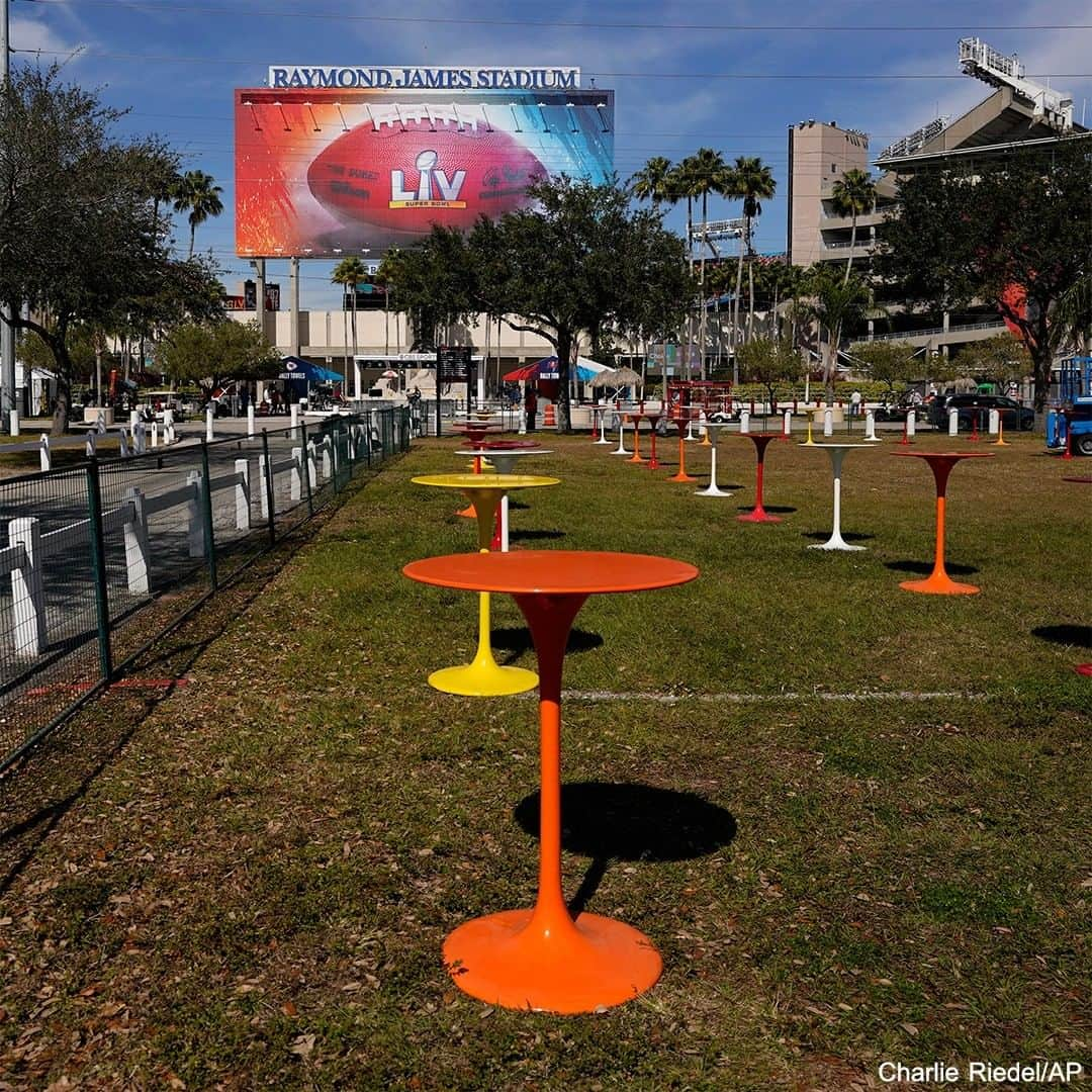 ABC Newsさんのインスタグラム写真 - (ABC NewsInstagram)「Markers labelling proper social distancing and tables are placed outside of Raymond James Stadium ahead of Super Bowl LV. #superbowl #superbowl2021 #socialdistancing #football #sports #covid19 #coronavirus #pandemic #usa」2月6日 6時37分 - abcnews