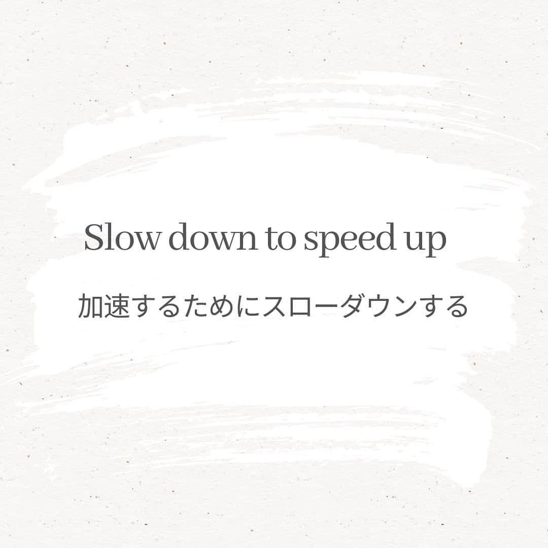 Arisaさんのインスタグラム写真 - (ArisaInstagram)「1日をフルで過ごすために、人生をフルで生きるために、スローダウンは大切。 朝ふーっと3呼吸すること、 ベットメイキングをすること、 時間をとって、ビジョン、計画をたてること... . 毎日のto doに追われがちだけど、仕事でも人生でもslow down すること。そうするとさらに加速して進める💖 「朝瞑想する時間ありませーん！」っていうけどさ、目を閉じて3呼吸ゆっくりする時間がないとは言わせないよ😤 . “If you don’t have 10 minutes then you don’t have a life” 🙊- Tony Robbins」2月6日 6時40分 - arisakubota